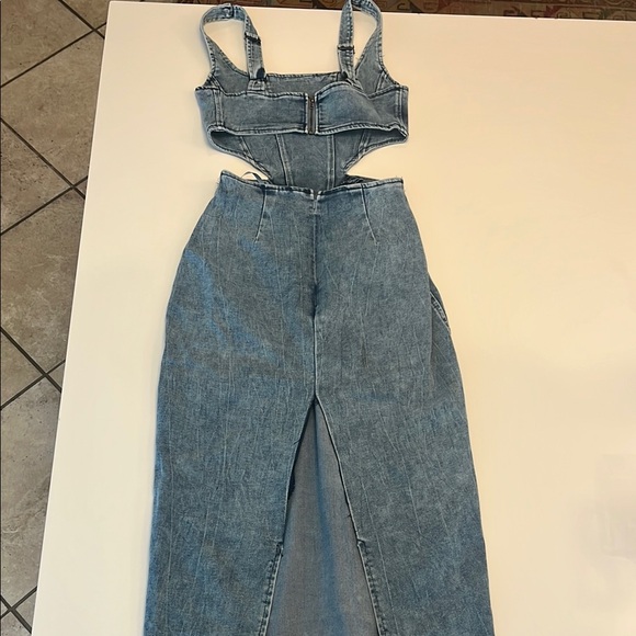 Stylish Denim Cutout Dress - Picture 3 of 5